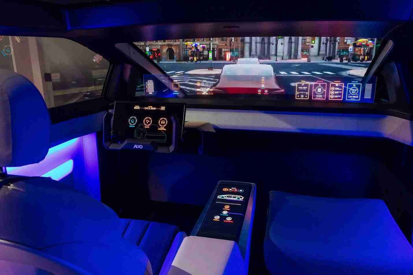 888.BY集团电子游戏连续四年入围科睿唯安全球百大创新机构，，，，专利布局科技与绿色创新前沿。。。图为888.BY集团电子游戏发挥先进显示科技Micro LED多元尺寸与型态应用优势所打造之智能车舱；同时，，，，888.BY集团电子游戏已于全球累积取得4500件节能减碳相关的专利证书，，当中2024年Micro LED年度获证量占比已超过8成