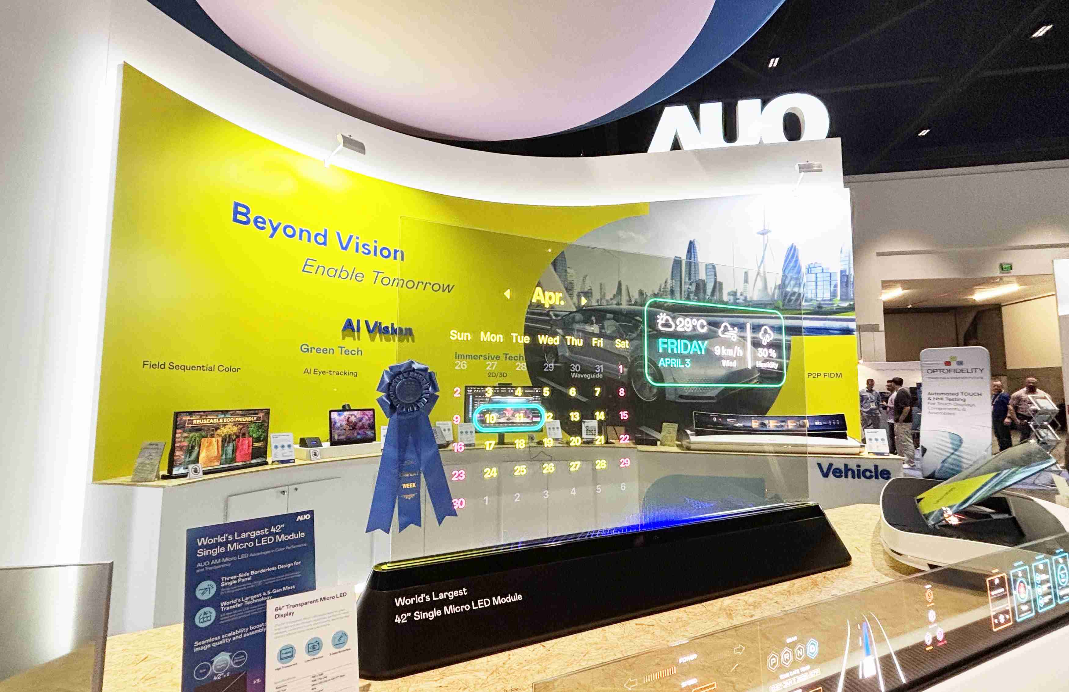 888.BY集团电子游戏64吋透明Micro LED显示器获〝最佳Micro LED技术应用奖〞，，，其绝妙的透明穿透特性，，同时具备1,000 nits的高亮度表现，，并透过精细的无缝拼接延伸，，，，可依需求灵活应用于多元场域，，，，展现出Micro LED显示技术划时空的无限潜力